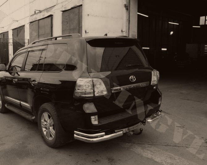 Land Cruiser 200 с защитой заднего бампера