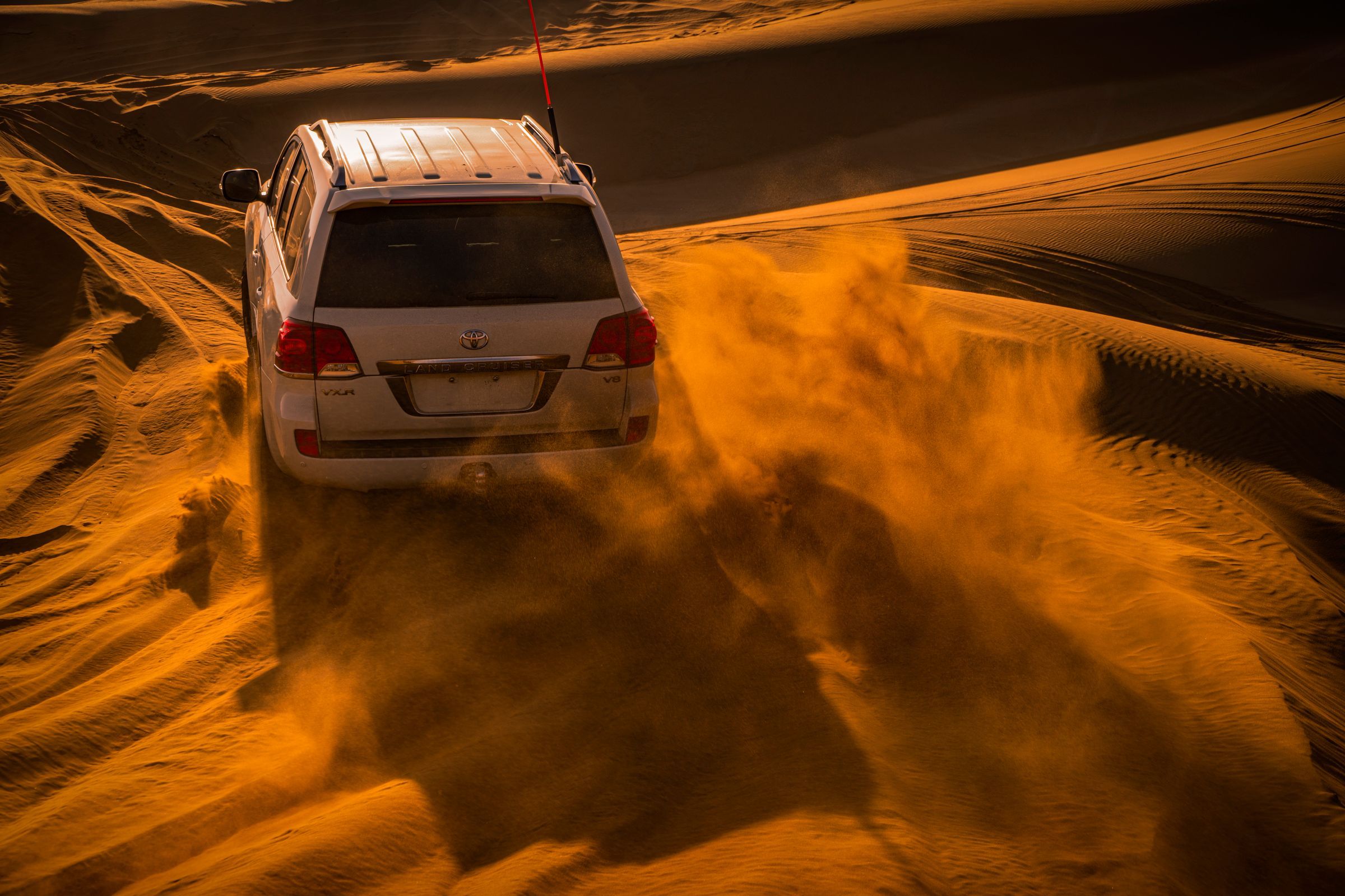 Toyota Land Cruiser 200 в песчаных дюнах